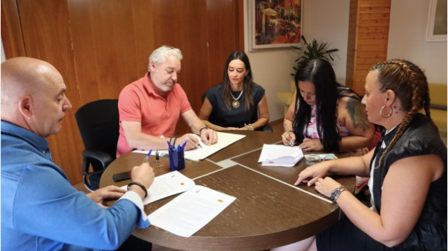 Firma del convenio entre el Ayuntamiento de Mazarr&oacute;n y ACOMA