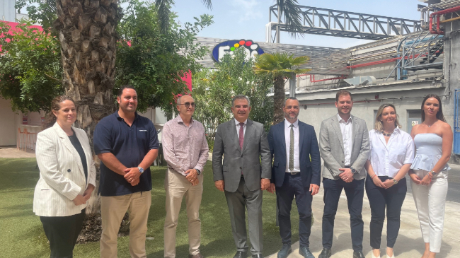 El consejero de Medio Ambiente, Juan Mar&iacute;a V&aacute;zquez, visit&oacute; la planta de  The Fini Company acompa&ntilde;ado de sus fundadores Antonio Andr&eacute;s S&aacute;nchez y Manuel S&aacute;nchez