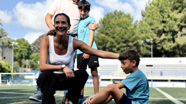 La alcaldesa de Archena, Patricia Fern&aacute;ndez, saludando a un jugador en el campo