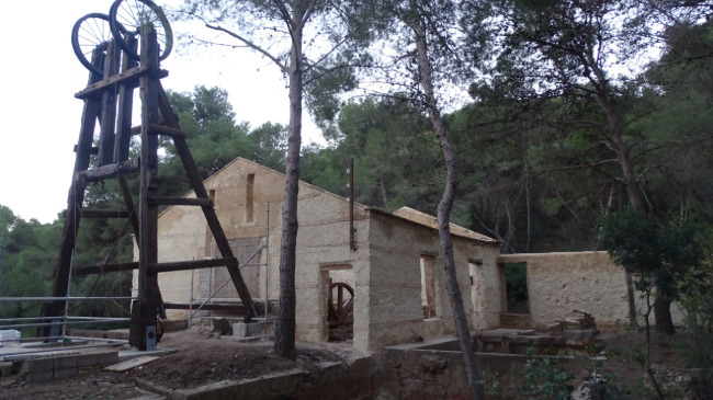 Imagen de la mina de Santo Tom&aacute;s una vez se consolid&oacute; la Casa de M&aacute;quinas y se restaur&oacute; el castillete, justo antes de empezar las obras de la cubierta