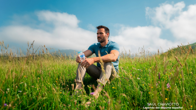 Sa&uacute;l Craviotto se hidrata con el agua mineral natural de Aquadeus
