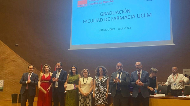 Fundaci&oacute;n Hefame entrega dos becas a estudiantes de farmacia