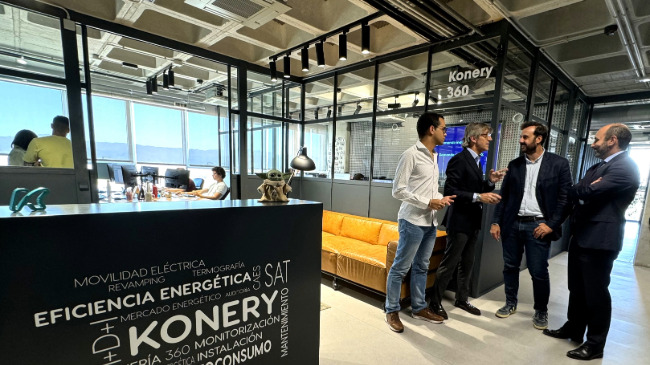 El consejero de Empresa, Luis Alberto Mar&iacute;n, durante la visita a Konery