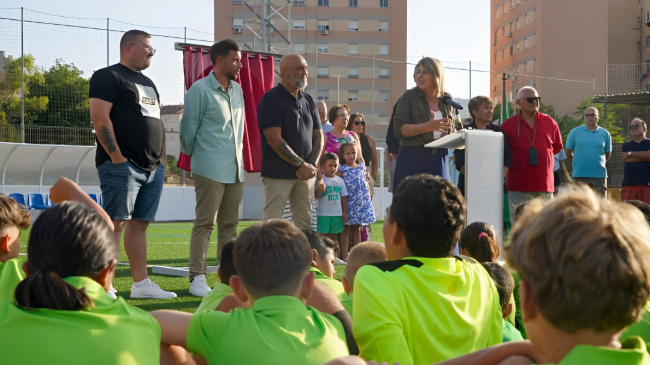 Presentaci&oacute;n de los nuevo c&eacute;sped del campo de f&uacute;tbol 7 de la escuela deportiva 'La Esperanza'