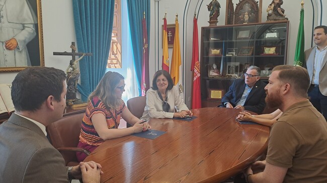 Firma del convenio entre la UCAM y AJE Firma del convenio entre la UCAM y AJE