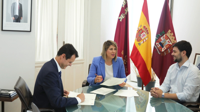 Antonio Mestre y Noelia Arroyo durante la firma del convenio Antonio Mestre y Noelia Arroyo durante la firma del convenio