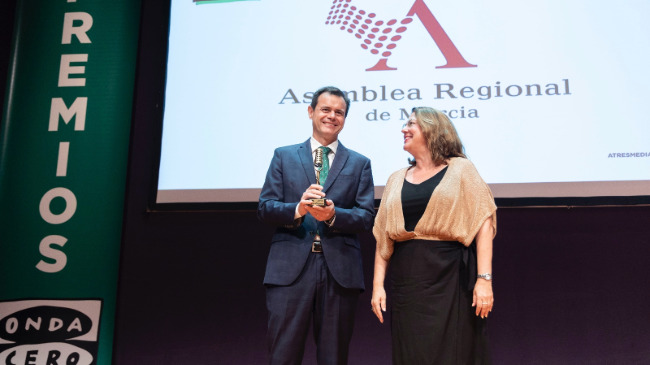 Antonio Mestre, director del complejo industrial de Repsol en Cartagena, recibiendo el galard&oacute;n