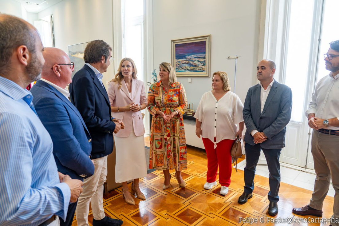 La alcaldesa y la consejera de empresa con concejales y representantes del &aacute;mbito econ&oacute;mico y empresarial