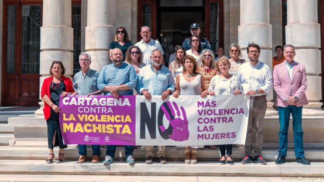 Autoridades de Cartagena guardan un minuto de silencio ante el Palacio Consistorial