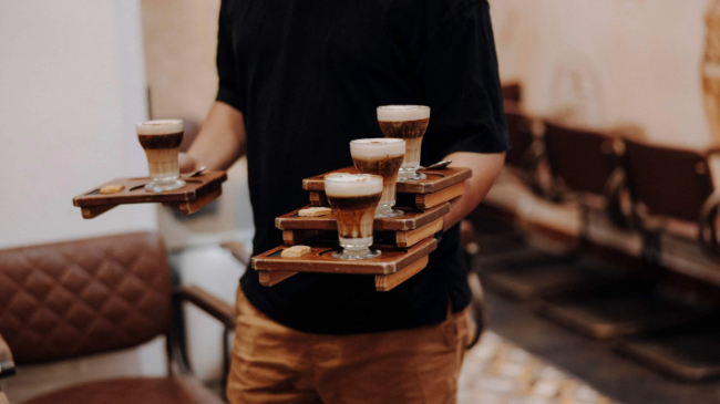 Un camarero llevando asi&aacute;ticos durante la Jornada en el Caf&eacute; Lab de Cartagena