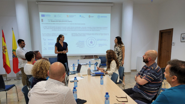 La alcadesa de Archena, Patricia Hern&aacute;ndez, en una reuni&oacute;n junto a miembros de FEMP