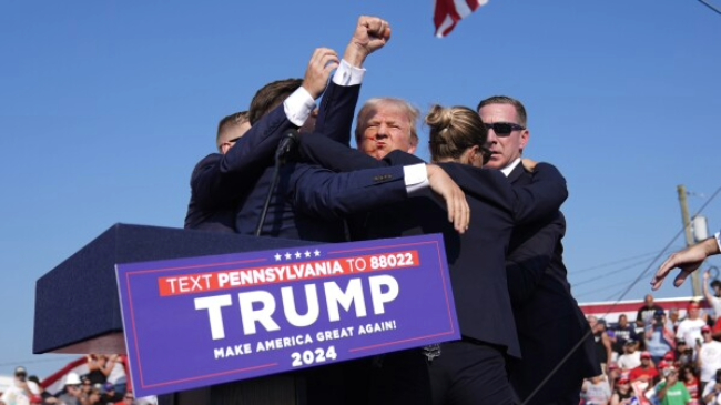 Donald Trump momentos después de ser herido en la oreja Donald Trump momentos después de ser herido en la oreja