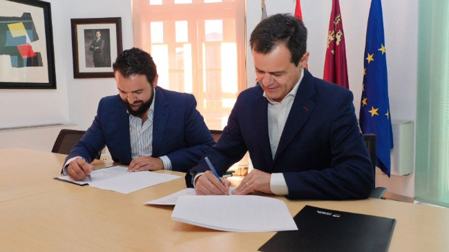 Joaquín Zapata, presidente de la Fundación Cante de las Minas y alcalde de La Unión, y Antonio Mestre, director del complejo industrial de Repsol en Cartagena, durante la firma del convenio Joaquín Zapata, presidente de la Fundación Cante de las Minas y alcalde de La Unión, y Antonio Mestre, director del complejo industrial de Repsol en Cartagena, durante la firma del convenio