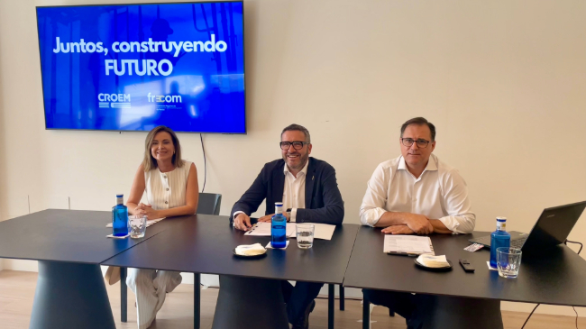El presidente de CROEM, Miguel L&oacute;pez Abad, junto a representantes de FRECOM