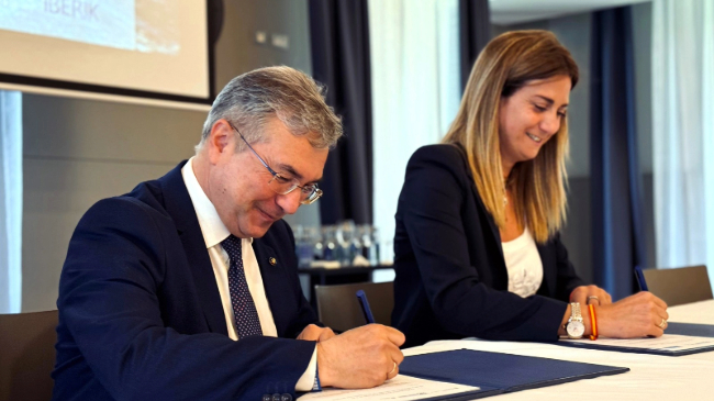 Patricia Fern&aacute;ndez y Lu&iacute;s Menor, en la firma del convenio