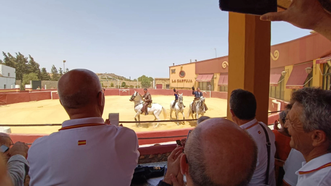 Veteranos de las FAS disfrutando del espect&aacute;culo ecuestre