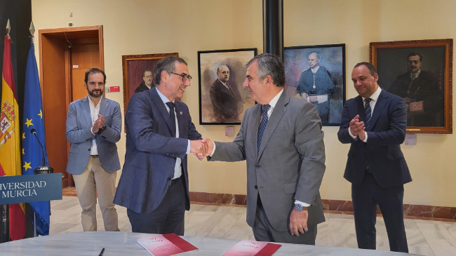 El consejero de Medio Ambiente, Universidades, Investigaci&oacute;n y Mar Menor, Juan Mar&iacute;a V&aacute;zquez, firm&oacute; con el rector de la Universidad de Murcia, Jos&eacute; Luj&aacute;n, el convenio para la integraci&oacute;n de los estudios de 