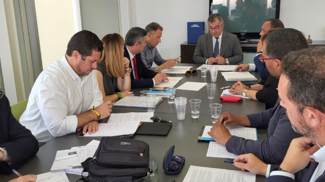 El consejero de Medio Ambiente, Universidades, Investigaci&oacute;n y Mar Menor, Juan Mar&iacute;a V&aacute;zquez, junto al alcalde de Lorca, Fulgencio Gil, en la reuni&oacute;n del pleno del Consorcio del Campus Universitario de Lorca.
