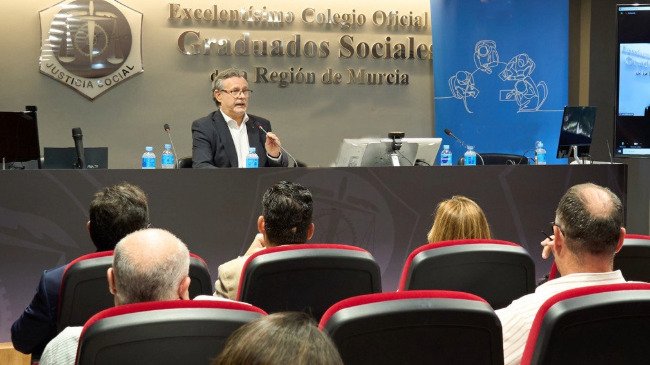 El decano Alfonso Hern&aacute;ndez Quereda, en el CGS