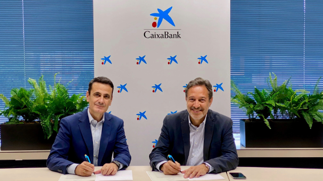 Firma del convenio entre CaixaBank y el COIIRM Firma del convenio entre CaixaBank y el COIIRM