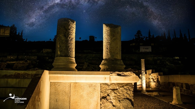 Vista nocturna del yacimiento del Foro Romano de Cartagena