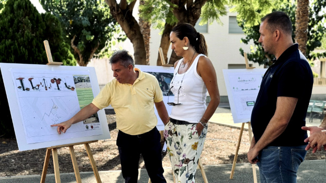 La alcaldesa de Archena, Patricia Fern&aacute;ndez,  observando los planos de los proyectos