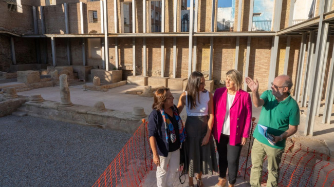 La alcaldesa de Cartagena, Noelia Arroyo, visitando las excavaciones