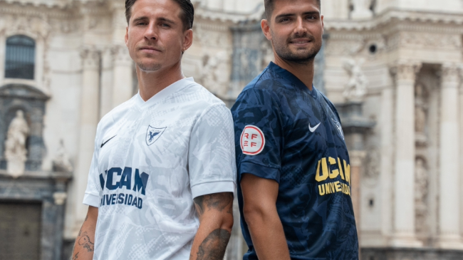 Dani Aquino y Javi Ram&iacute;rez posan con las nuevas camisetas del UCAM Murcia CF.