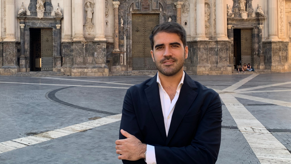 Diego Avilés, concejal de Cultura e Identidad, en la plaza Cardenal Belluga.