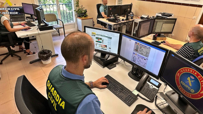 Un agente de la benemérita investiga la estafa (Guardia Civil). Un agente de la benemérita investiga la estafa (Guardia Civil).