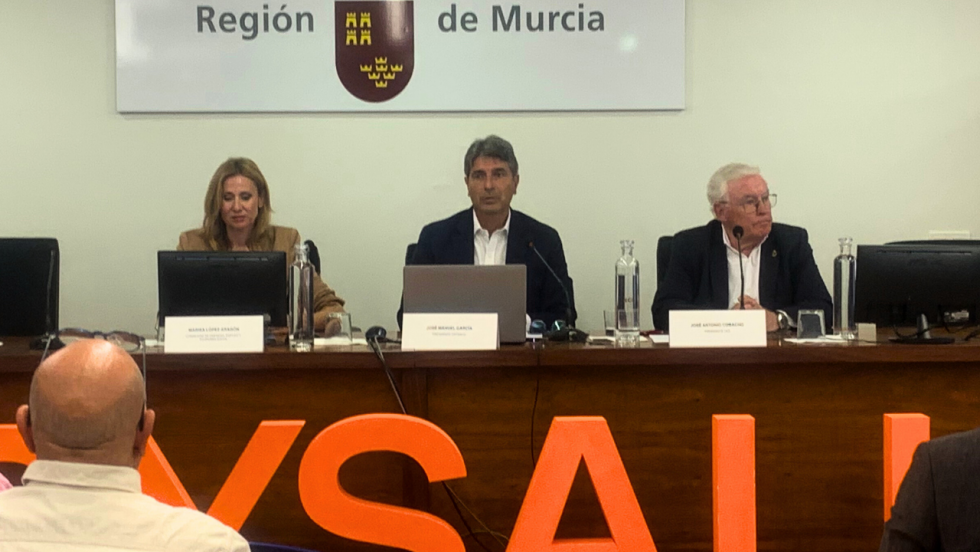 Marisa López Aragón, consejera de Empresa, Empleo y Econ. Social; J. Manuel García, presidente de Crysalia y J. Antonio Cobacho, presidente del CES