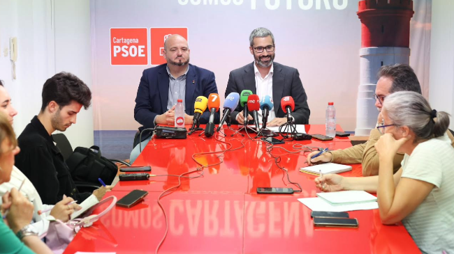 El secretario del PSRM, Francisco Lucas, junto al l&iacute;der de los socialistas cartageneros, Manolo Torres (Imagen de archivo).