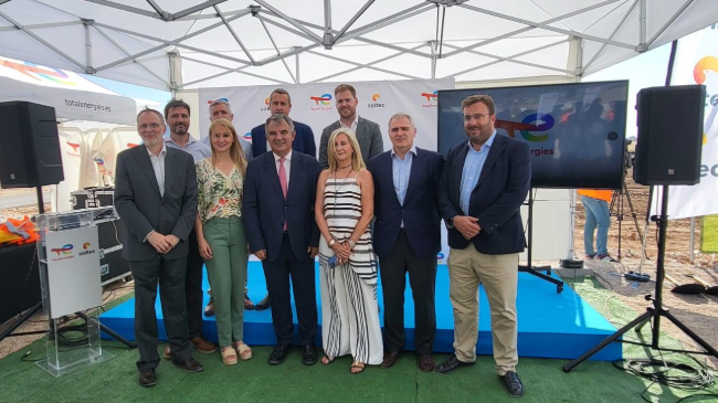 El consejero de Medio Ambiente, Universidades, Investigación y Mar Menor, Juan María Vázquez, durante el acto de colocación de la primera piedra de dos parques solares en la Región, que construirán TotalEnergies y El consejero de Medio Ambiente, Universidades, Investigación y Mar Menor, Juan María Vázquez, durante el acto de colocación de la primera piedra de dos parques solares en la Región, que construirán TotalEnergies y