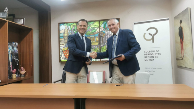 El consejero de Presidencia, Portavoc&iacute;a, Acci&oacute;n Exterior y Emergencias, Marcos Ortu&ntilde;o, y el decano del Colegio, Miguel Massotti, tras la firma del convenio de colaboraci&oacute;n. | Foto:  GOBIERNO DE MURCIA
