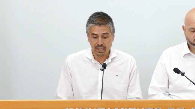 Jesús Gimenez Gallo (MC) y Manolo Torres (PSOE) en rueda de prensa denuncian la compra de un solar contaminado en los Mateos