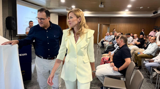 La consejera Marisa López Aragón presenta la nueva Ley de Simplificación Administrativa a los empresarios del sector de la construcción. La consejera Marisa López Aragón presenta la nueva Ley de Simplificación Administrativa a los empresarios del sector de la construcción.