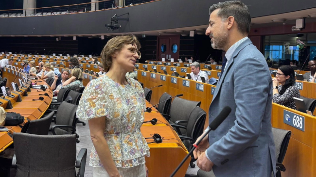 El director general de Uni&oacute;n Europea, Adri&aacute;n Zittelli, con la comisaria de Medio Ambiente, Resiliencia H&iacute;drica y Econom&iacute;a Circular, Jessika Rosswall.