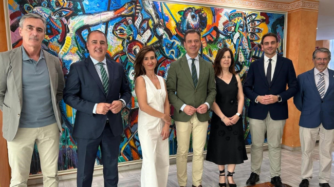 El consejero de Presidencia, Portavoc&iacute;a, Acci&oacute;n Exterior y Emergencias, Marcos Ortu&ntilde;o, acompa&ntilde;ado por miembros de su equipo antes de comparecer ante la Comisi&oacute;n de Econom&iacute;a, Hacienda y Presupuesto de la Asamblea R