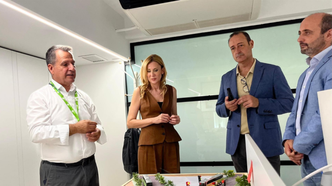La consejera de Empresa, Empleo y Economía Social, Marisa López Aragón, durante la visita a la empresa Odin Solutions | GOBIERNO REGIONAL La consejera de Empresa, Empleo y Economía Social, Marisa López Aragón, durante la visita a la empresa Odin Solutions | GOBIERNO REGIONAL