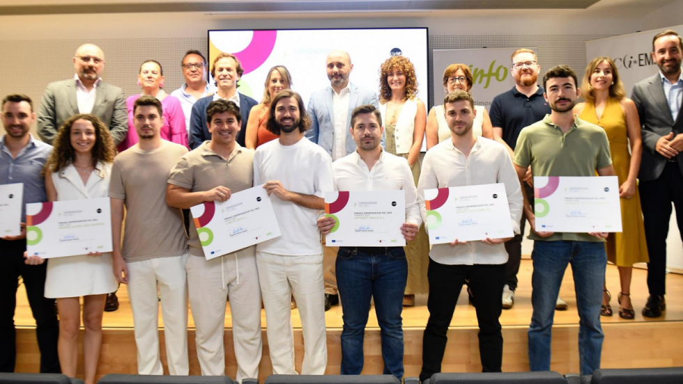 El director general del Info, Joaqu&iacute;n G&oacute;mez, junto a los galardonados con los premios 'Emprendedor del mes'. - GOBIERNO REGIONAL