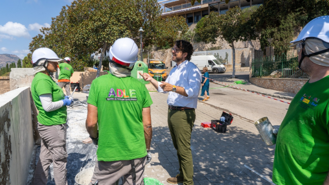 El concejal Álvaro Valdés supervisa el programa de empleo. El concejal Álvaro Valdés supervisa el programa de empleo.