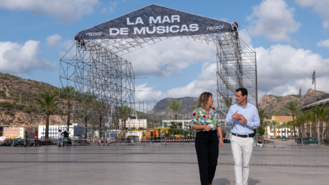 La alcaldesa Noelia Arroyo y el director de Repsol Antonio Mestre en el recinto que se está instalando en el puerto de Cartagena