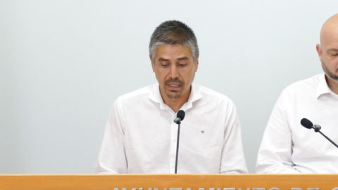 Jesús Gimenez Gallo (MC) y Manolo Torres (PSOE) en rueda de prensa denuncian la compra de un solar contaminado en los Mateos