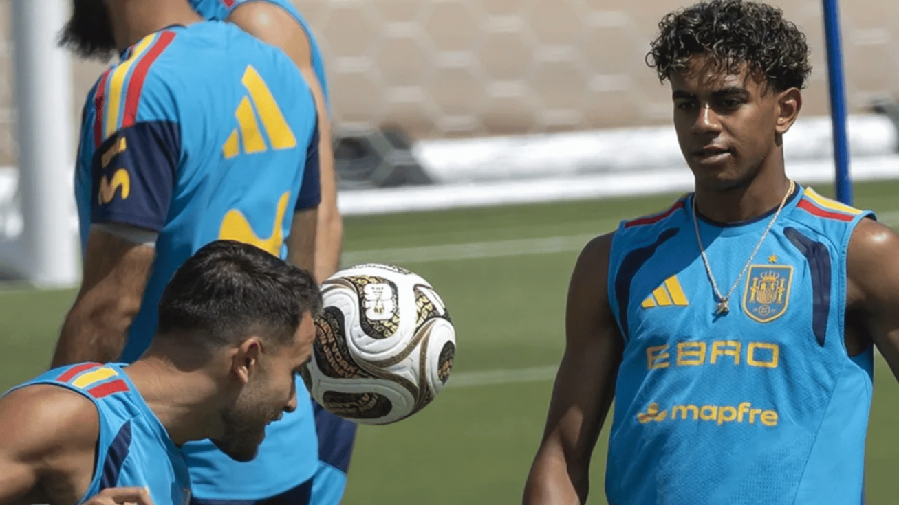 Eric Garc&iacute;a y Lamine Yamal utilizan el nuevo bal&oacute;n Trionda. EFE/ Lavandeira Jr