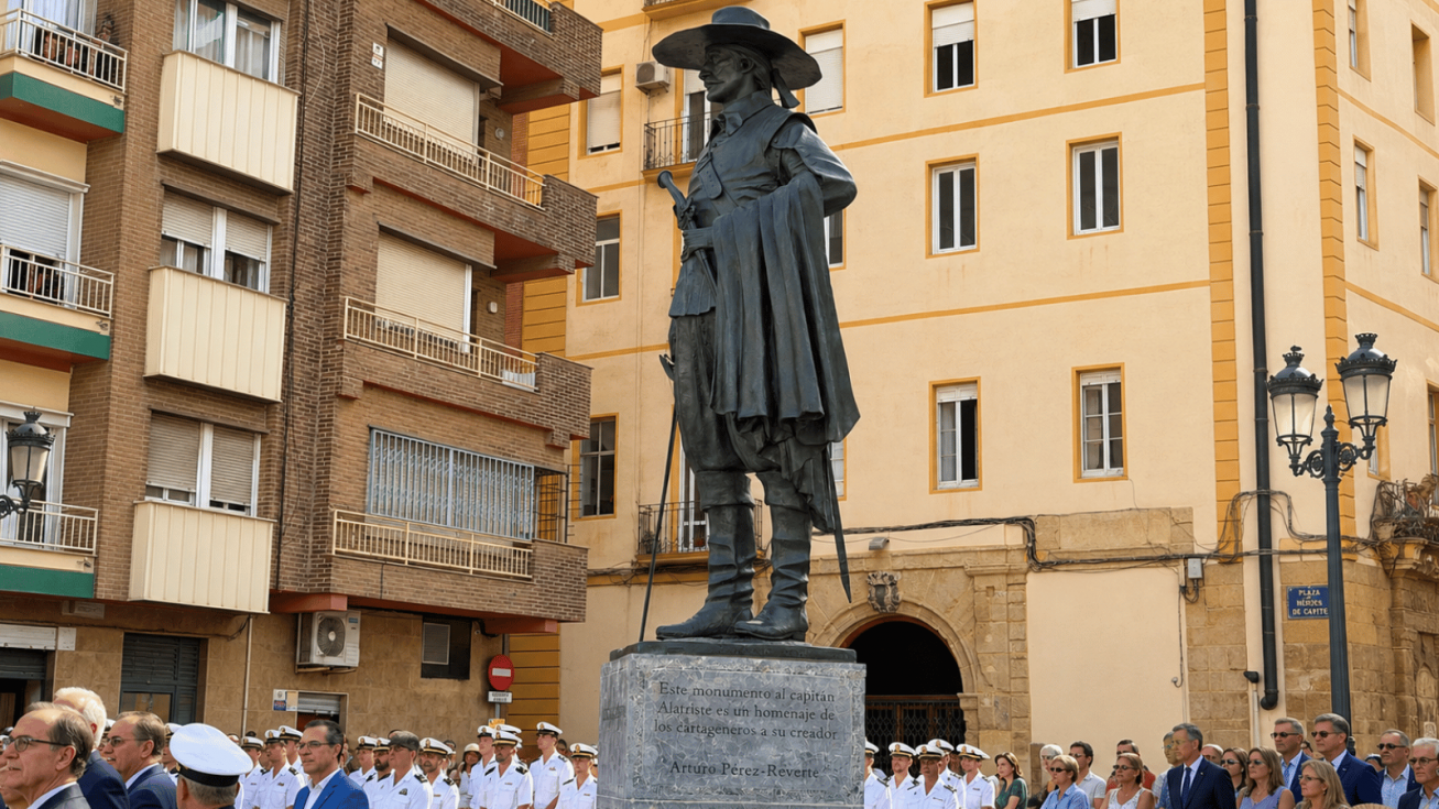 El capitán Alatriste ya monta guardia frente al Arsenal de Cartagena