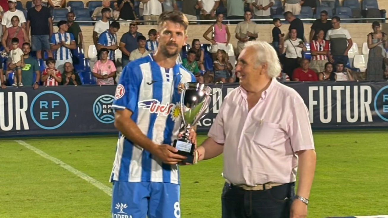 Mario Abenza recibe el trofeo de subcampe&oacute;n.
