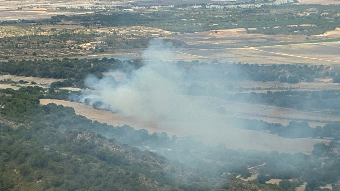 Emergencia en la Sierra de Columbares: un gran despliegue aéreo y terrestre combate un incendio forestal en Murcia