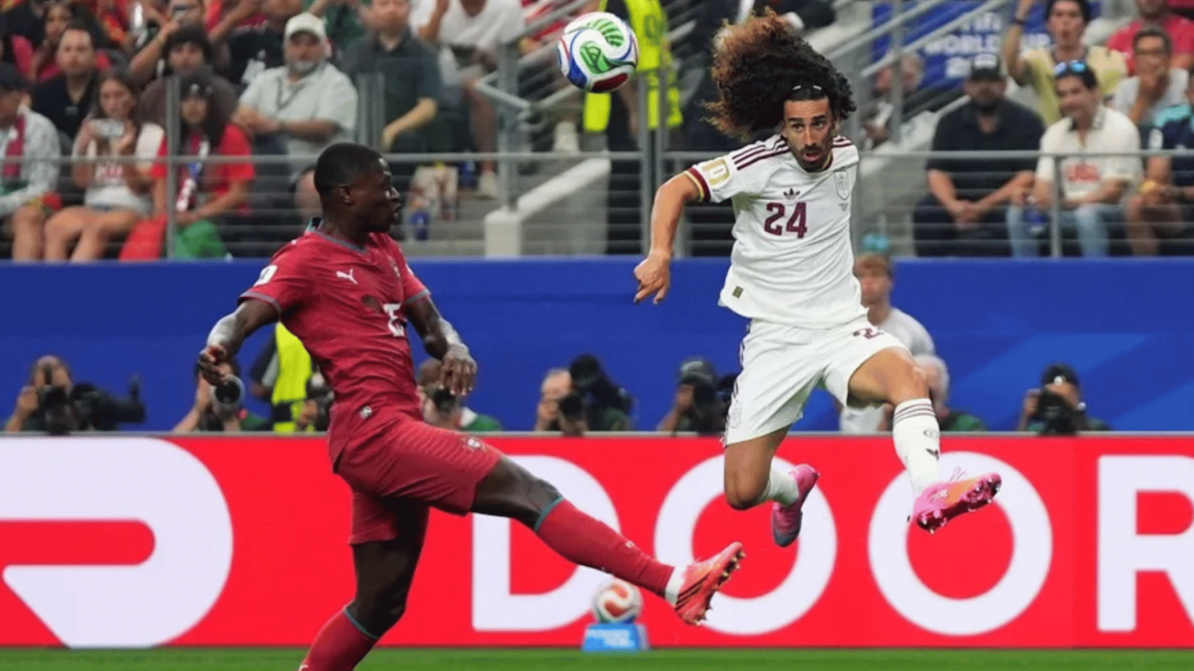 Nuno Mendes de Portugal (i) y Marc Cucurella de Espa&ntilde;a en acci&oacute;n durante el partido de octavos de final del Mundial FIFA 2026. EFE/EPA/JEFFREY MCWHORTER
