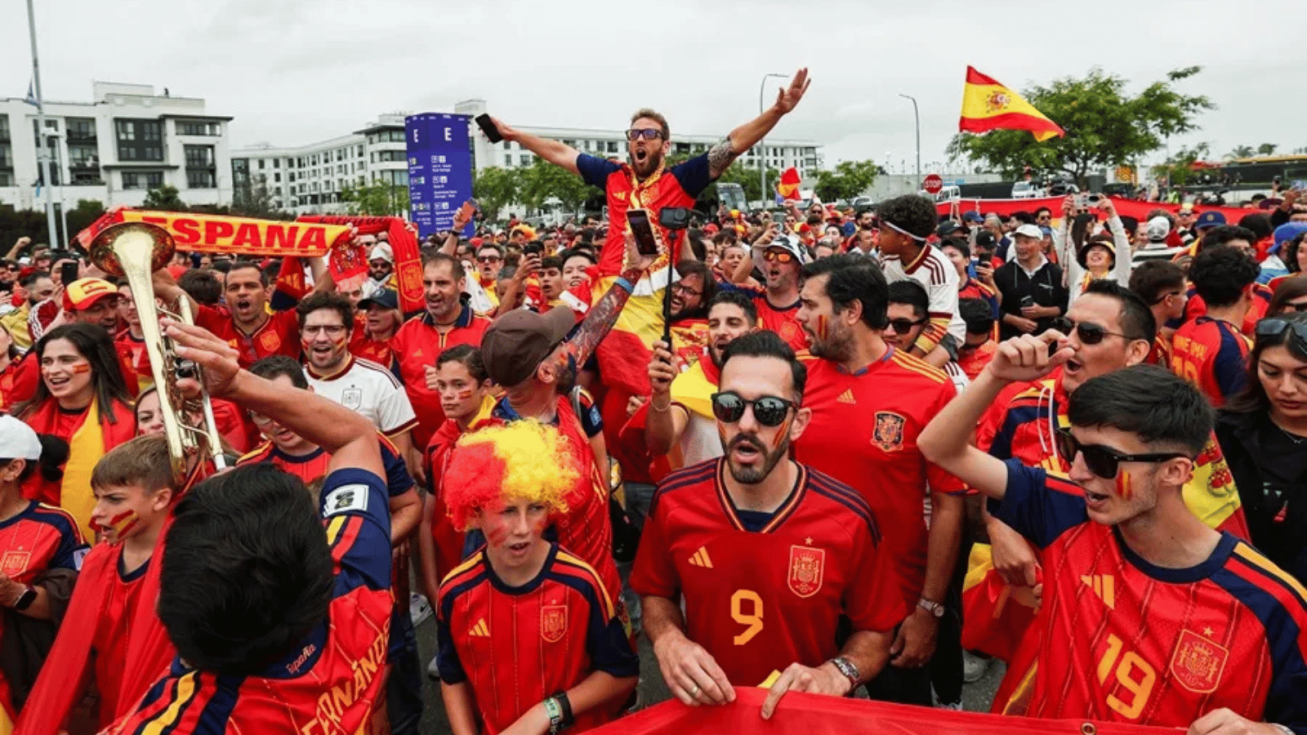 Aficionados espa&ntilde;oles a las afueras del Estadio de Los &Aacute;ngeles, en Los &Aacute;ngeles, California, EE.UU. EFE/EPA/CHRIS TORRES