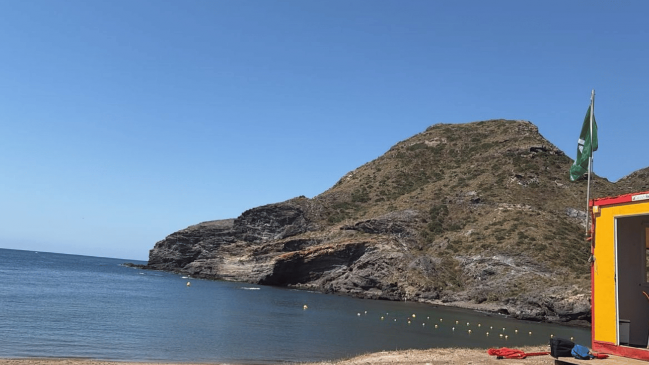 Cala Reona vuelve a abrir al baño tras los análisis del agua